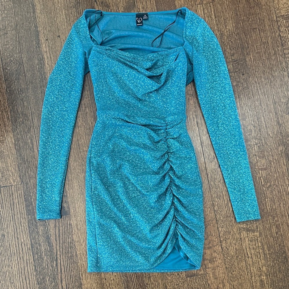 Elegant emerald Long-Sleeve Dress